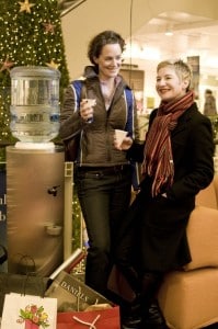fitbeimweihnachtsshopping Frauen mit Wasserspender