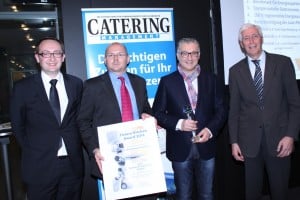 Für ihr innovatives, gemeinsames Nachhaltigkeitskonzept im Bereich Betriebsgastronomie haben das Planungsbüro vtechnik Planung GmbH und die juwi Service und Solutions GmbH den FUTURE KITCHEN AWARD 2014 gewonnen. Asim Loncaric (links), Chefredakteur der Fachzeitung CATERING MANAGEMENT, und Urs Jenny (rechts), Präsident der ENAK Schweiz, übergaben den Preis an die stolzen Gewinner: (von links) Matz Mattern, Managing Director juwi Service & Solutions GmbH und Peter Adam-Lucetic, Geschäftsführender Gesellschafter vtechnik Planung GmbH. 