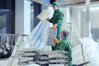Ausbau der gereinigten Aerosolabscheider für die hygienisch-technische Wartung der Abluftanlage