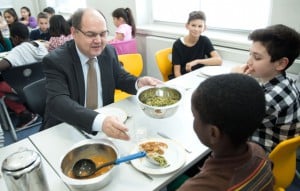 Bundesernährungsminister Christian Schmidt isst gemeinsam mit den Kindern der Wedding-Schule zu Mittag. Foto: BMEL/neueshandeln