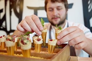 Kleine Waffel-Cones lassen sich in einer Box in Szene setzen. Foto: Milram