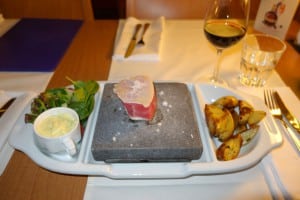 Thunfisch-Steak auf Lavastein: Erlebnisgastronomie an Bord der Victoria I. Foto: Tallink Silja