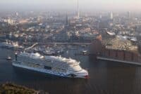 Das Kreuzfahrtschiff AIDA läuft in den Hamburger Hafen ein.