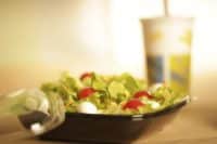 Salat to go ist im Sommer ein beliebter Snack in der Mittagspause. Foto: Rausch