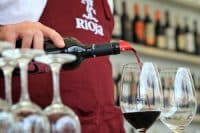 Ein Kellner schenkt Rioja-Wein aus