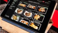 Touch-Display einer Gastronomie-Kasse. Foto: Yuoki