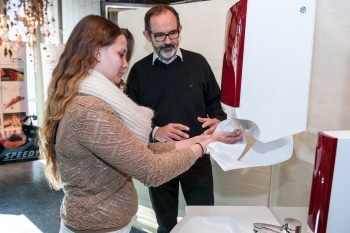Fachlehrer Hans Robker erklärt Schülerin richtiges Händewaschen. Foto: CWS bosco