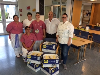 Knödel und Lebkuchen für Küchenteam des Pflegeheims Birkenfeld. Foto: Kommunikation pur