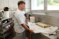 Küchenleiter Gilbert Bielen bereitet eine Biskuitrolle zu