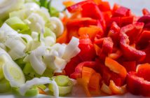 Lebensmittel auf Platz 2 Geschnittene Paprika neben geschnittenem Lauch. Foto: Rainer Sturm/pixelio