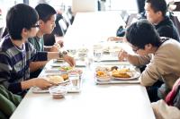 Studierende beim gemeinsamen Essen in der Mensa. Foto: Mensa Campus Siegen