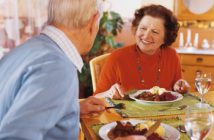 Zu alt für gesunde Ernährung? Senioren beim Essen. Foto: apetito