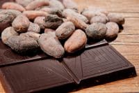 Kakaobohnen und Schokoladentafel