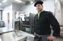 Leoni: Detaillösungen im Fokus Das Bedienpanel befindet sich auf Augenhöhe.