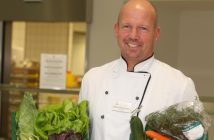 BioMentoren erhalten wichtige Nachhaltigkeits-Auszeichnung Platzbecker von den BioMentoren mit Bio-Gemüse