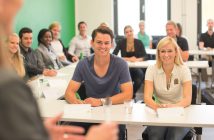 IST-Hochschule stellt Studiengänge vor Studenten an der Uni
