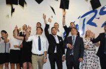 20 Jahre Fachschule Catering in Limburg Absolventen werfen ihre Zeugnisse in die Höhe.