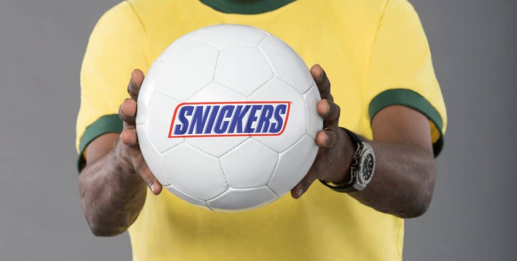 Fußball mit Snickers-Aufschrift als Aufhänger der neuen Snickers-Kampagne