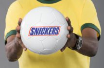 Fußball mit Snickers-Aufschrift als Aufhänger der neuen Snickers-Kampagne