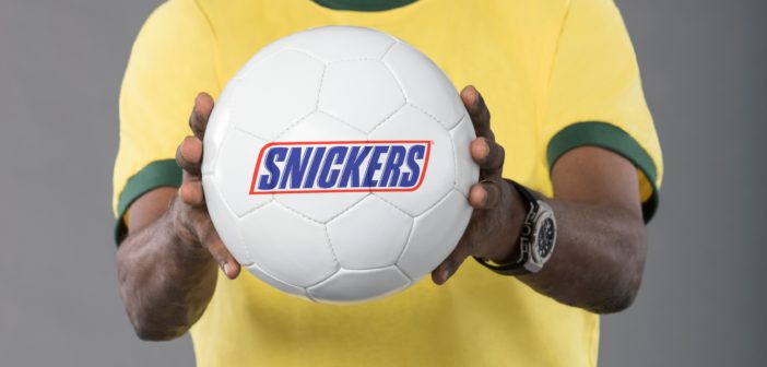 Fußball mit Snickers-Aufschrift als Aufhänger der neuen Snickers-Kampagne