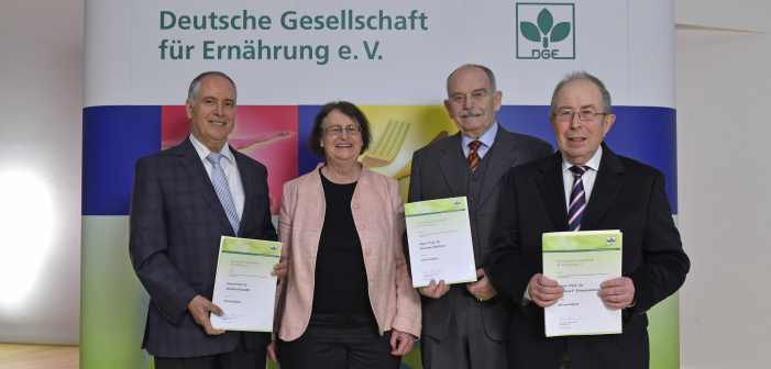Prof. Ulrike Arens-Azevêdo überreicht die Ehrenmitgliedschaft an (v. l. n. r.) Prof. Dr. Ibrahim Elmadf, Prof. Dr. Günther Wolfram und Prof. Dr. Helmut Erbersdobler. Foto: Christian Augustin