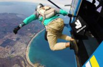 Aprilscherz: Wenn das Essen vom Himmel fällt Ein Delibveroo-Mitarbeiter springt mit einem Rucksack aus einem Hubschrauber.