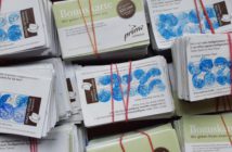 Spende durch Mehrwegtassen Geldbündel mit Bonuskarte von Primo