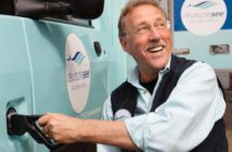 Deutsche See setzt auf Elektro-Transporter Ein Deutsche-See-Mitarbeiter lädt den neuen E-Lieferwagen mit Strom auf.