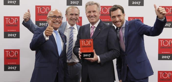 Top-Consultant-Mentor und Bundespräsident a. D. Christian Wulff gratulierte den Geschäftsführenden Gesellschaftern Günter und Simon Kuhn sowie Geschäftsführer Ekkehart Lehmann von K&P. Foto: K&P
