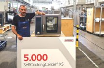 Luca Chiriatti im Rational-Werk mit dem 5.000ste SelfCookingCenter XS