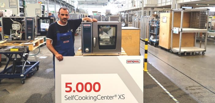 Luca Chiriatti im Rational-Werk mit dem 5.000ste SelfCookingCenter XS
