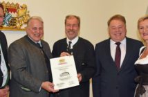 Schottenhamel ist Bayerns erstes „Ausgezeichnetes Festzelt“ DEHOGA-Präsidentin Angela Inselkammer, Minister Helmut Brunner, Michael und Christian Schottenhamel sowie Küchendirektor Thomas Esseln.