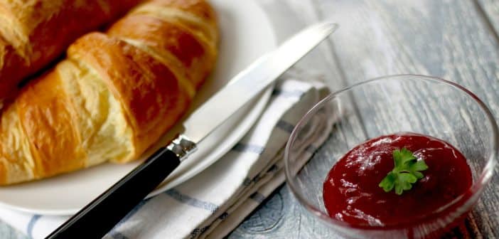 Frühstück mit Croissant