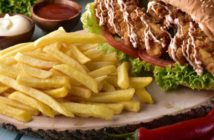 EU beschließt Acrylamid-Verordnung Hotdog mit Pommes