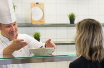 Klimafreundliches Essen bei Apleona: Daten auf Knopfdruck Der Betriebsleiter der Apleona HSG Culinaress in Taufkirchen, Hennig Aldag, informiert über das Konzept FoodPRINT.