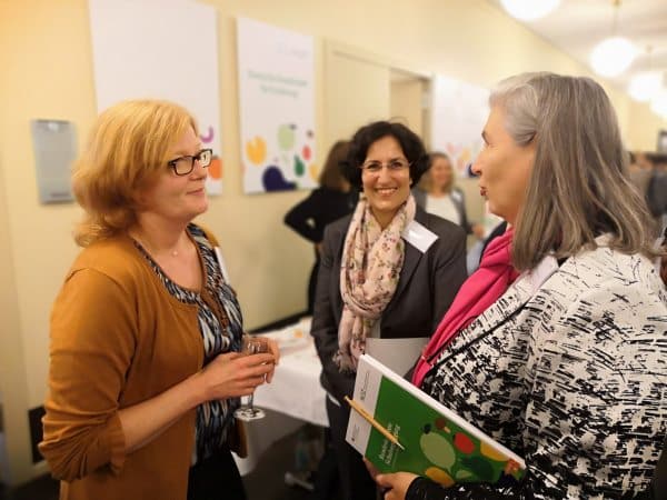 Sonja Fahmy mit Dr. Kiran Virmani im Gespräch. 