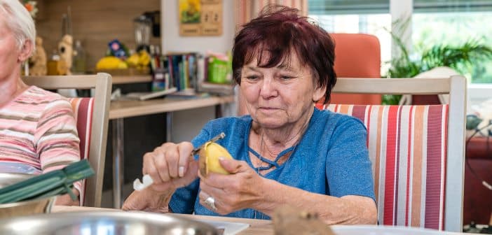 Senioren schält Kartoffel in Senioreneinrichtung