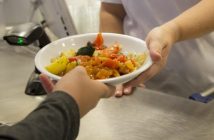 Schulverpflegung: Umfrage unter Caterern Essensausgabe Schule