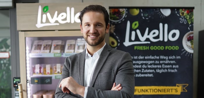 Alexander Eissing vor Livello Kühlschrank