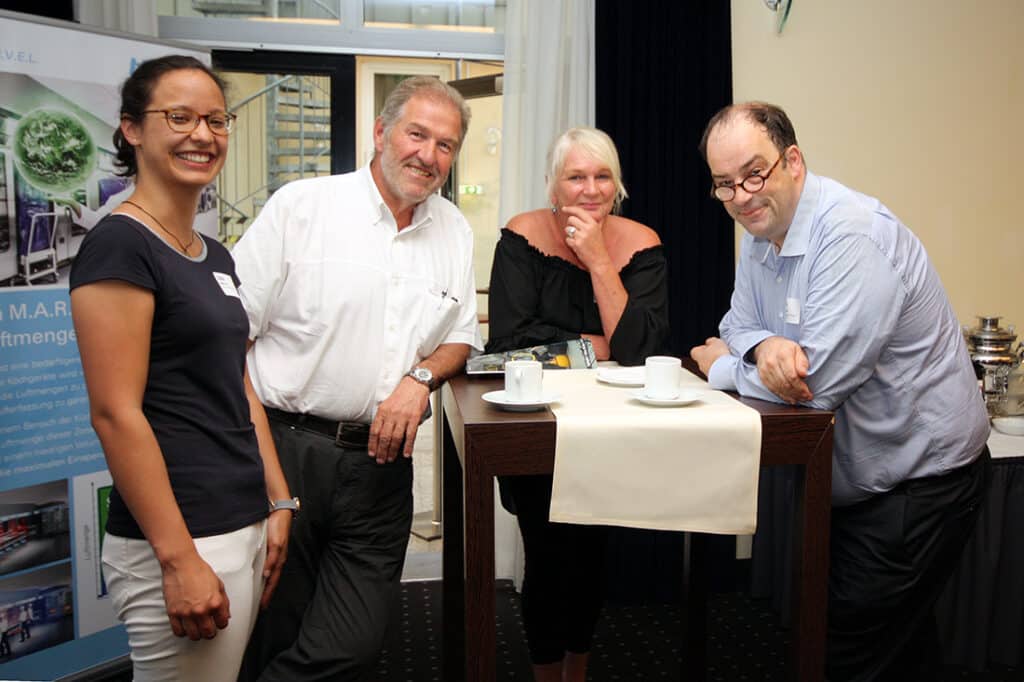 Phelia Tran (Giel Planungsgesellschaft), Michael Dagn (Halton Foodservice), Susanne Schmöhl (Catering Management Mediaberatung) und Ian Waldow (Tyco/Johnson Controls) auf dem Baupraxistag in Frankfurt