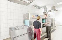 Hygienesicher spülen Hygienecheck an der Mehrtankbandtransportspülmaschine