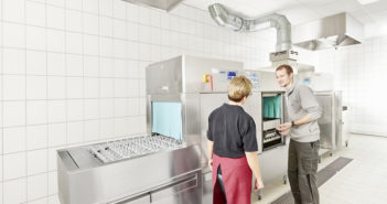 Hygienesicher spülen Hygienecheck an der Mehrtankbandtransportspülmaschine
