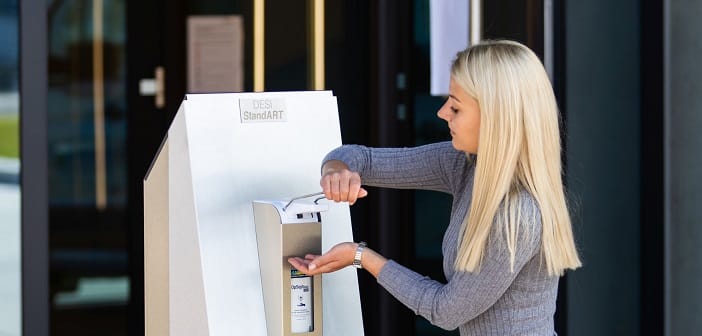 Mit der Desinfektionssäule von Harema funktioniert Handdesinfektion fast kontaktlos.
