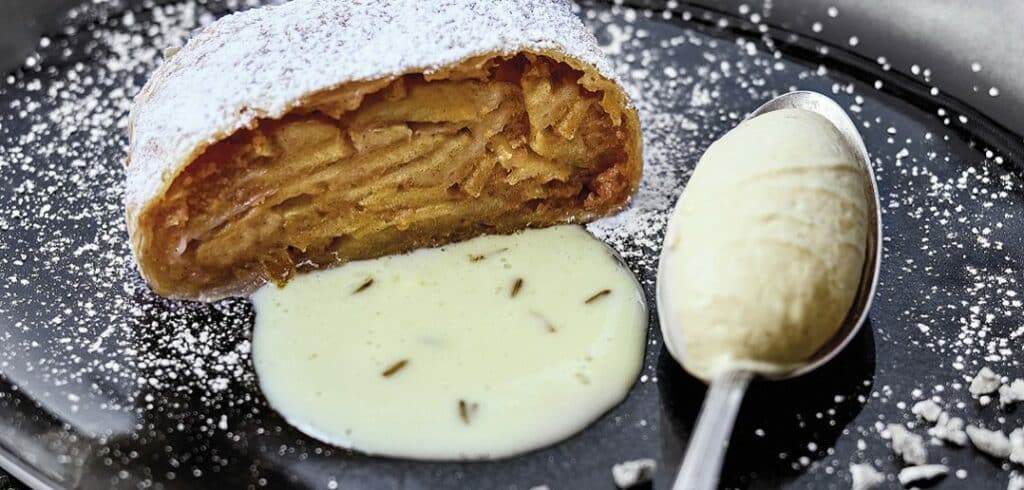 Apfelstrudel mit Bratapfelhalbgefrorenen und Lavendelsauce
