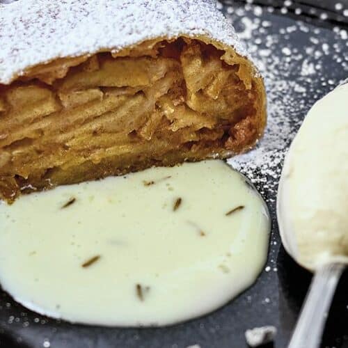 Apfelstrudel mit Bratapfelhalbgefrorenen und Lavendelsauce