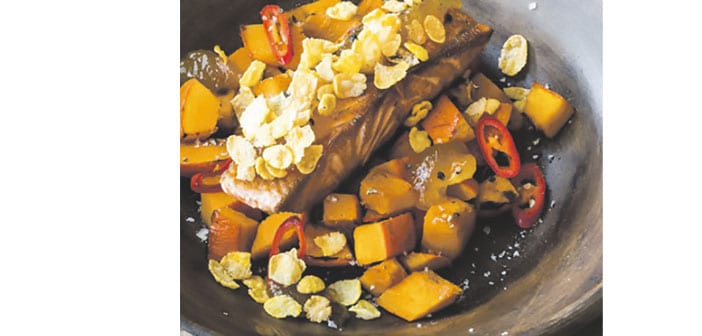 Lachsfilet mit Kürbisragout und Cornflakes