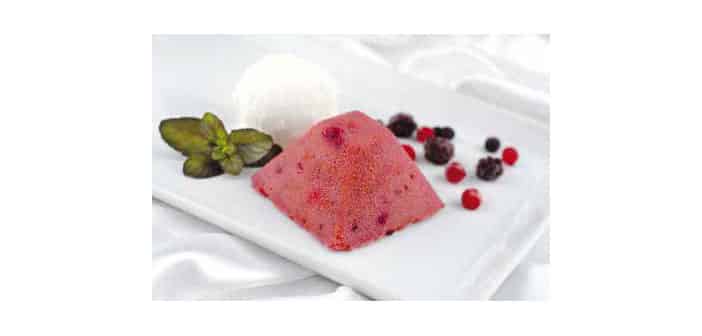 Pyramide aus Polenta mit Beeren