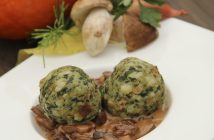 Spinatknödel in Steinpilzrahm
