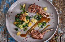 Lammkoteletts mit Kartoffeln und Spinat