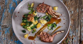 Lammkoteletts mit Kartoffeln und Spinat
